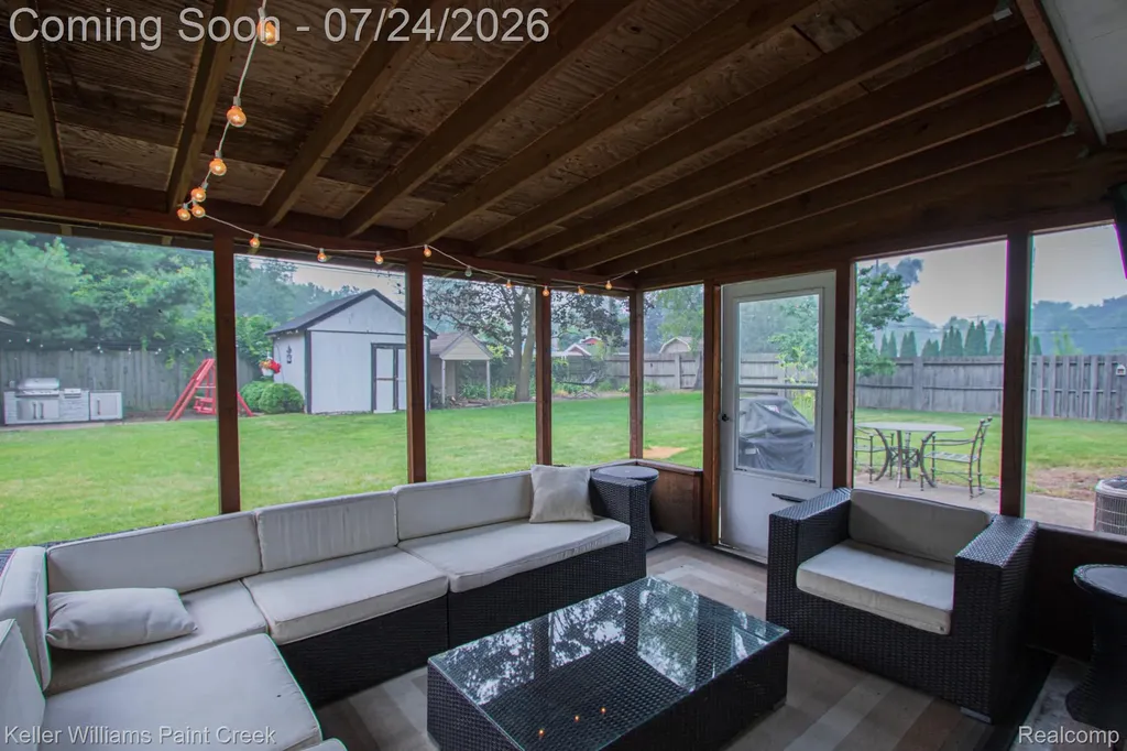 2126 Jarman Drive Troy City MI 48085