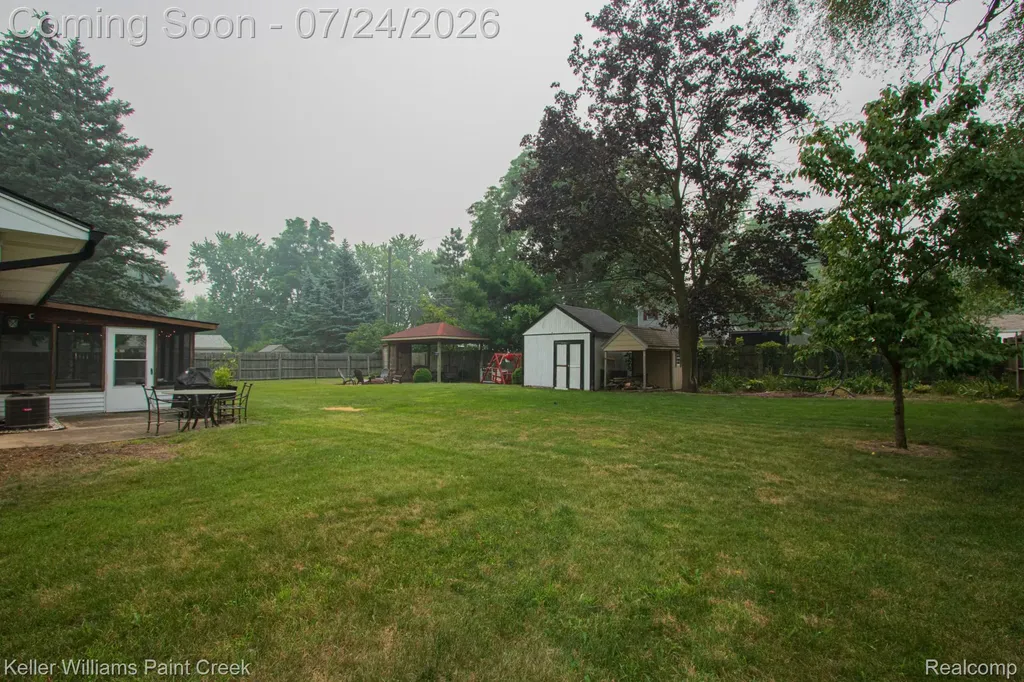 2126 Jarman Drive Troy City MI 48085