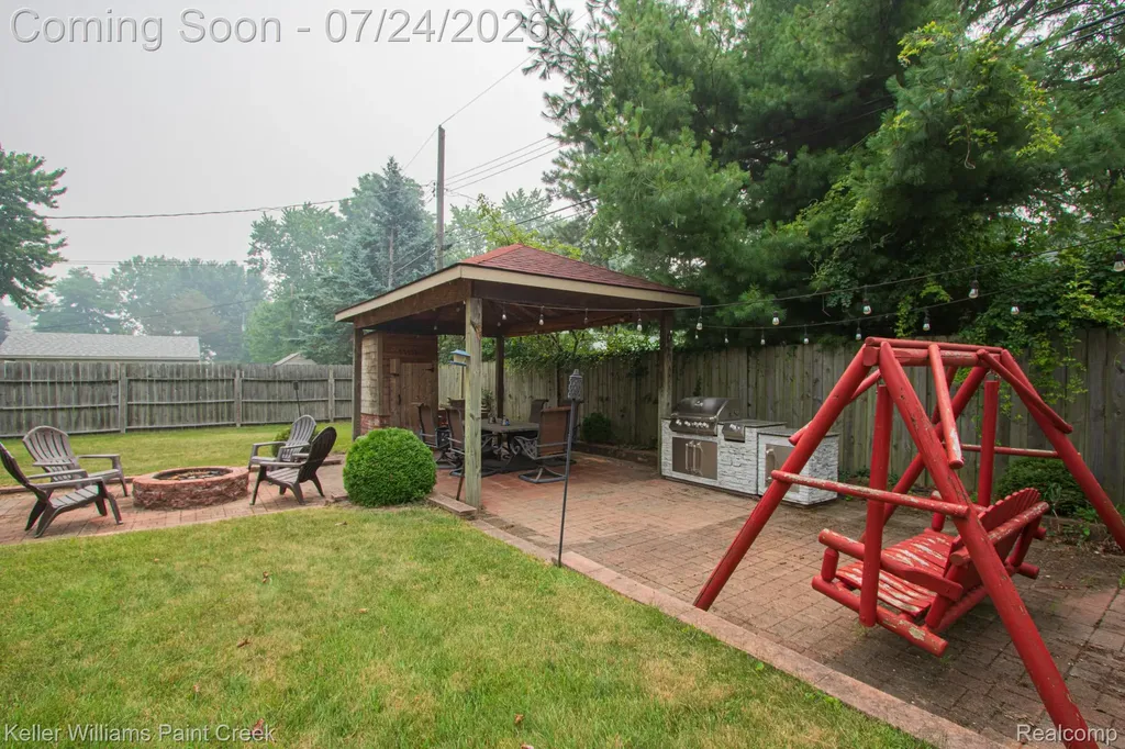 2126 Jarman Drive Troy City MI 48085