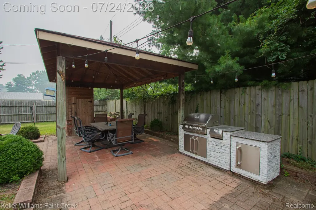 2126 Jarman Drive Troy City MI 48085