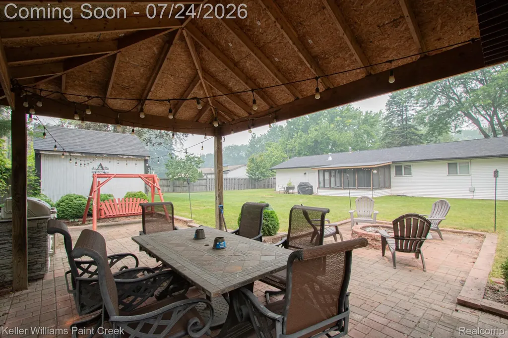 2126 Jarman Drive Troy City MI 48085