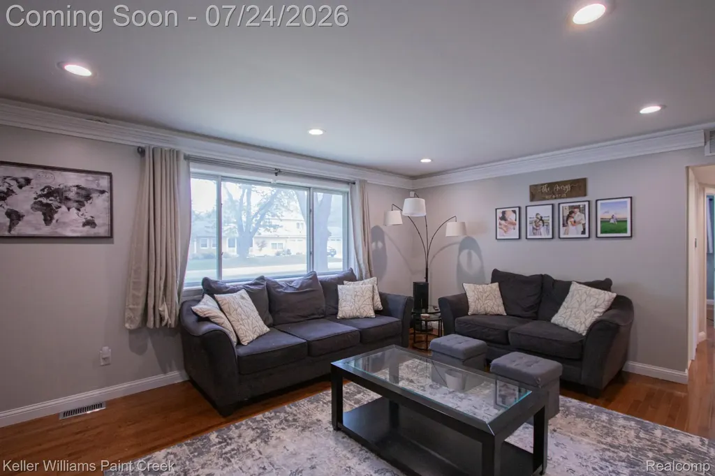 2126 Jarman Drive Troy City MI 48085
