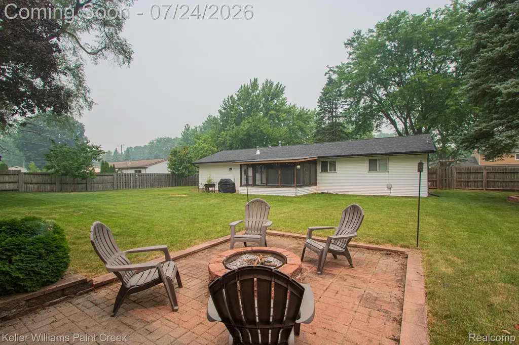 2126 Jarman Drive Troy City MI 48085