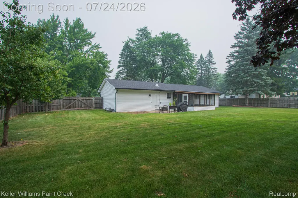2126 Jarman Drive Troy City MI 48085