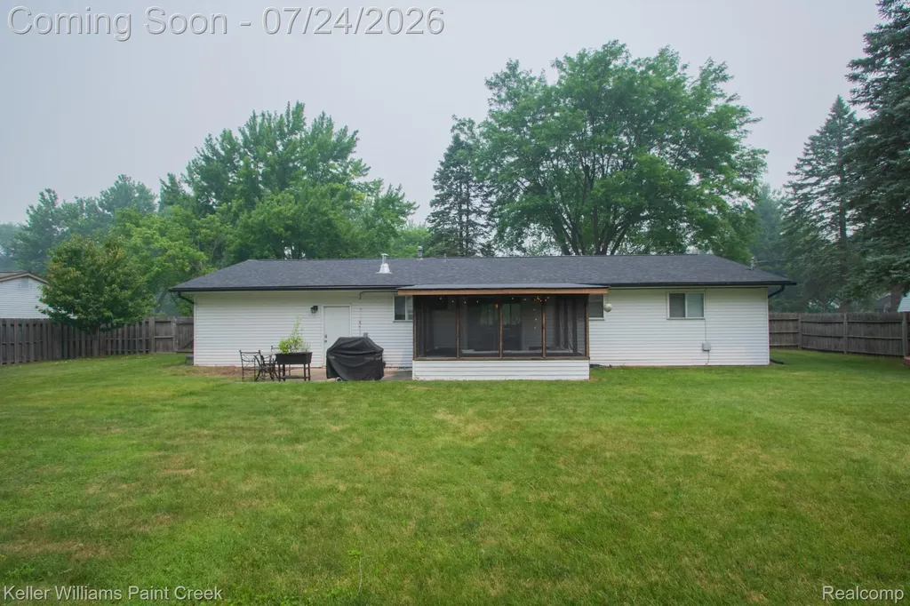 2126 Jarman Drive Troy City MI 48085