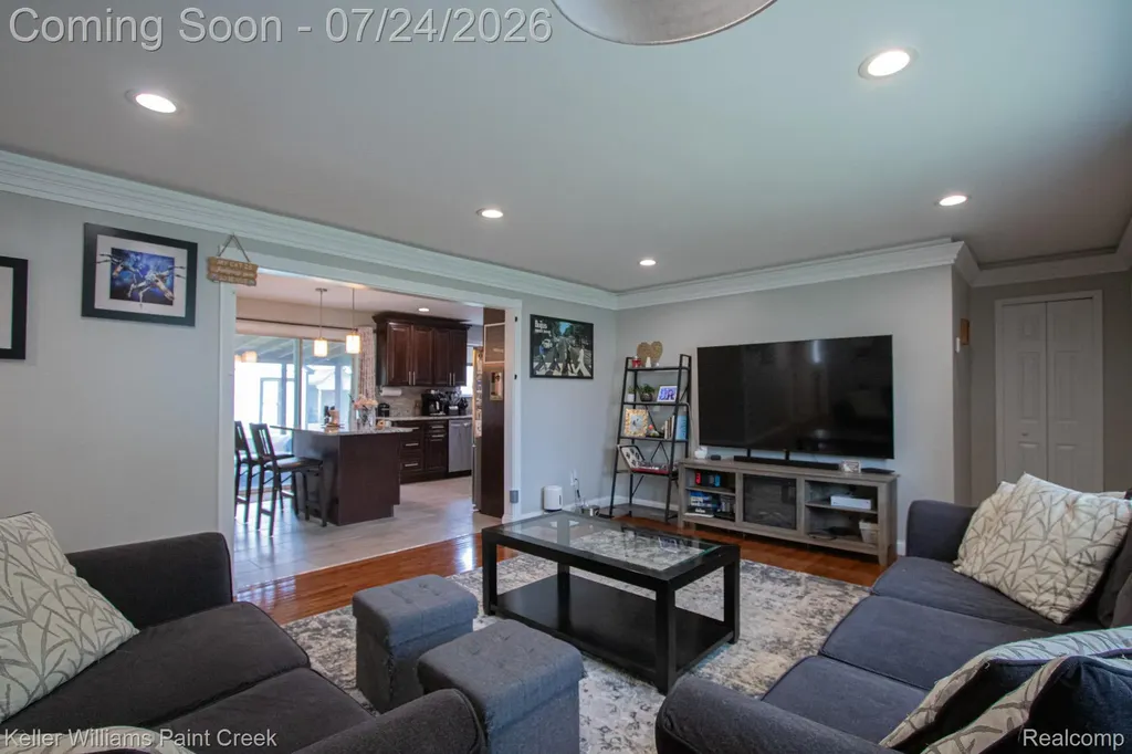 2126 Jarman Drive Troy City MI 48085