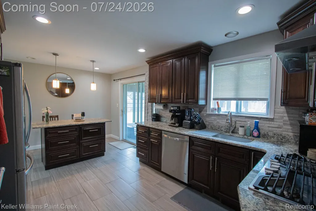 2126 Jarman Drive Troy City MI 48085