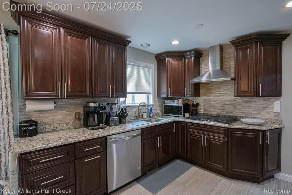2126 Jarman Drive Troy City MI 48085