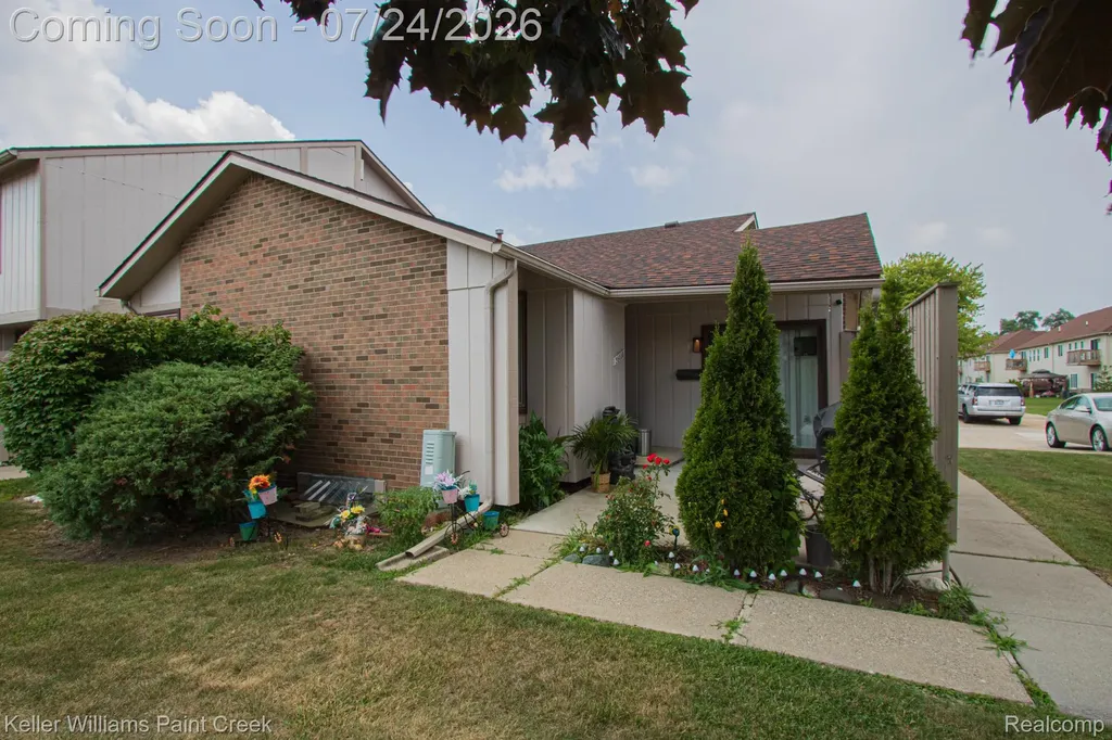 36028 Saint Ives Court Clinton Charter Township MI 48035