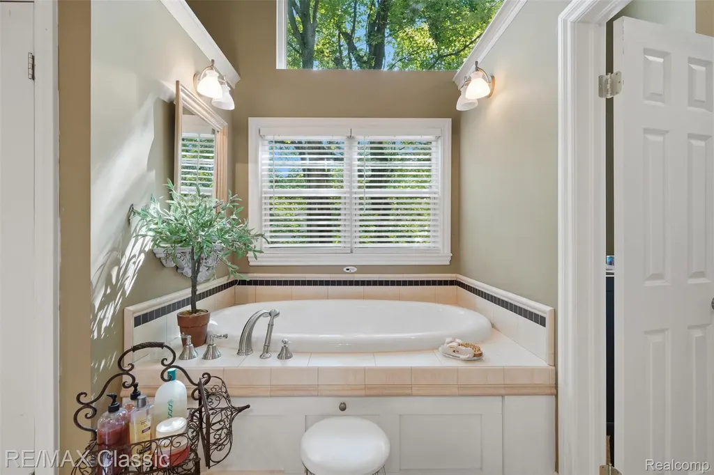 6303 Ridge Hollow Lane Springfield Charter Township MI 48350