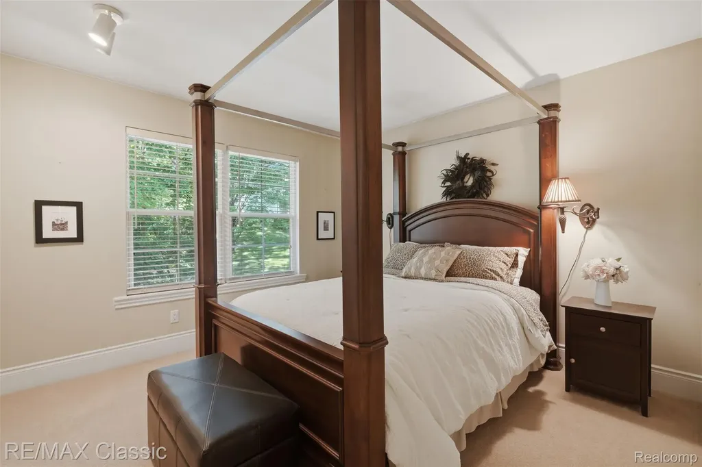 6303 Ridge Hollow Lane Springfield Charter Township MI 48350