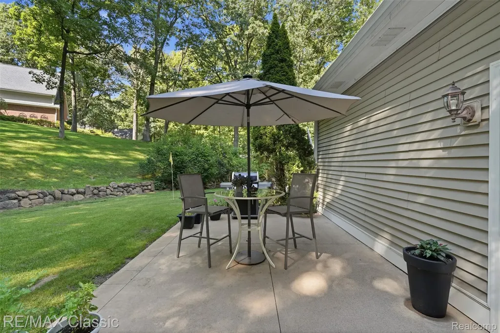 6303 Ridge Hollow Lane Springfield Charter Township MI 48350