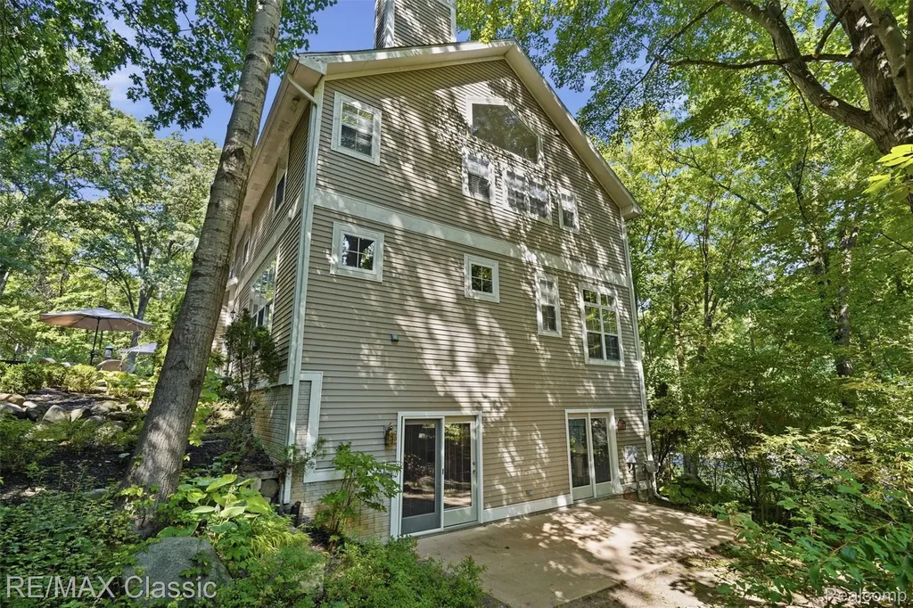 6303 Ridge Hollow Lane Springfield Charter Township MI 48350