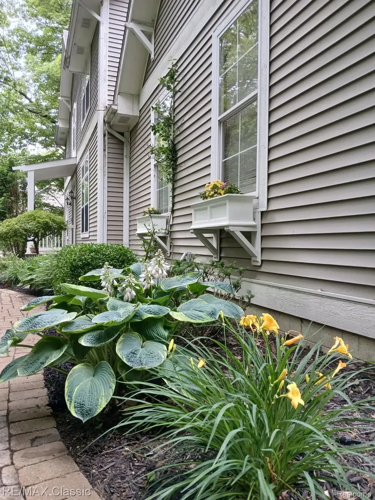 6303 Ridge Hollow Lane Springfield Charter Township MI 48350