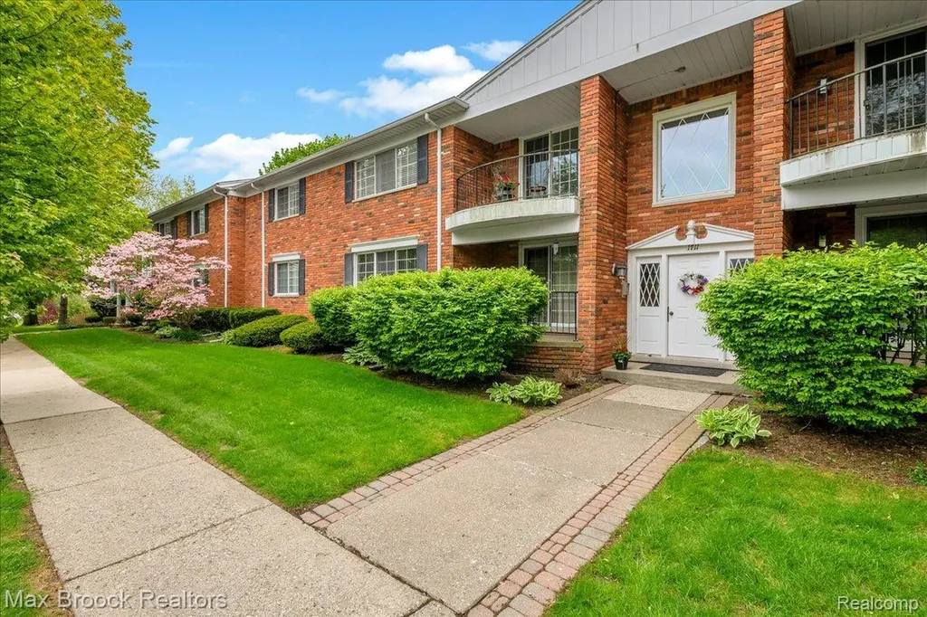 1711 Huntingwood Lane Bloomfield Charter Township MI 48304