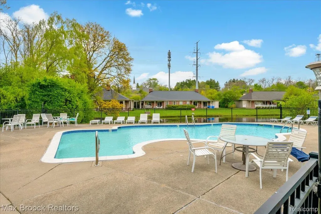 1711 Huntingwood Lane Bloomfield Charter Township MI 48304