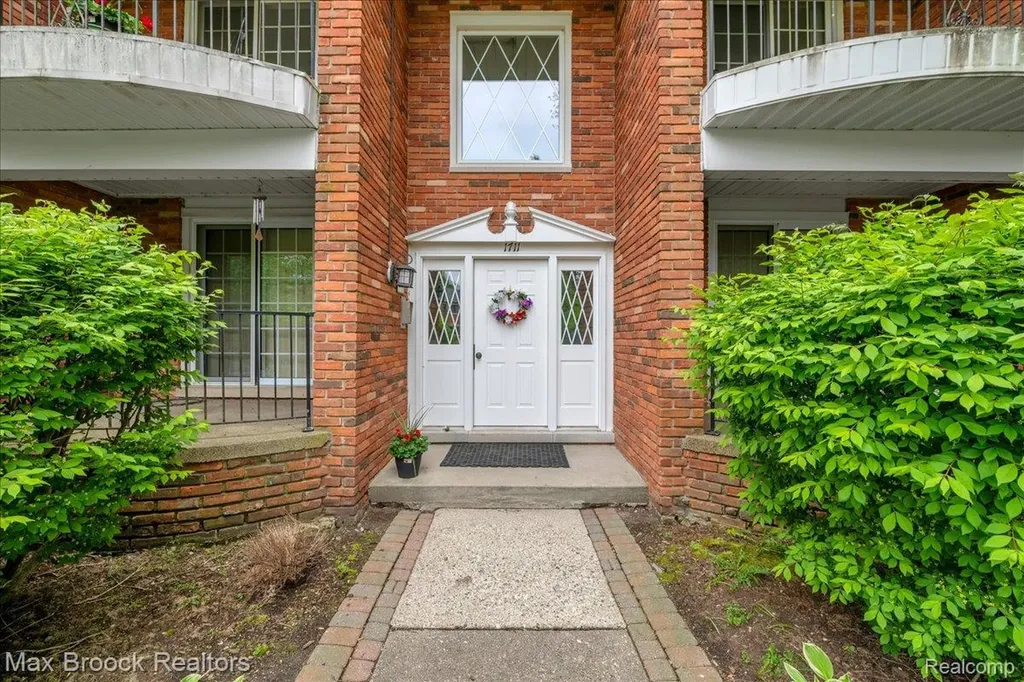 1711 Huntingwood Lane Bloomfield Charter Township MI 48304