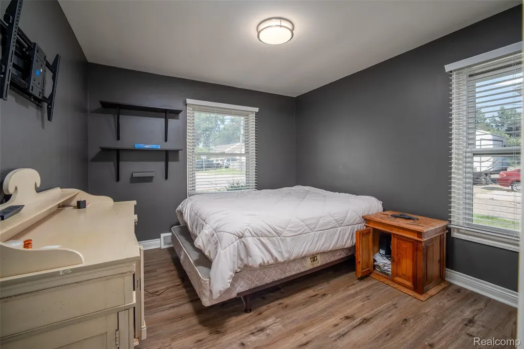 1298 S Cass Lake Road Waterford Charter Township MI 48328