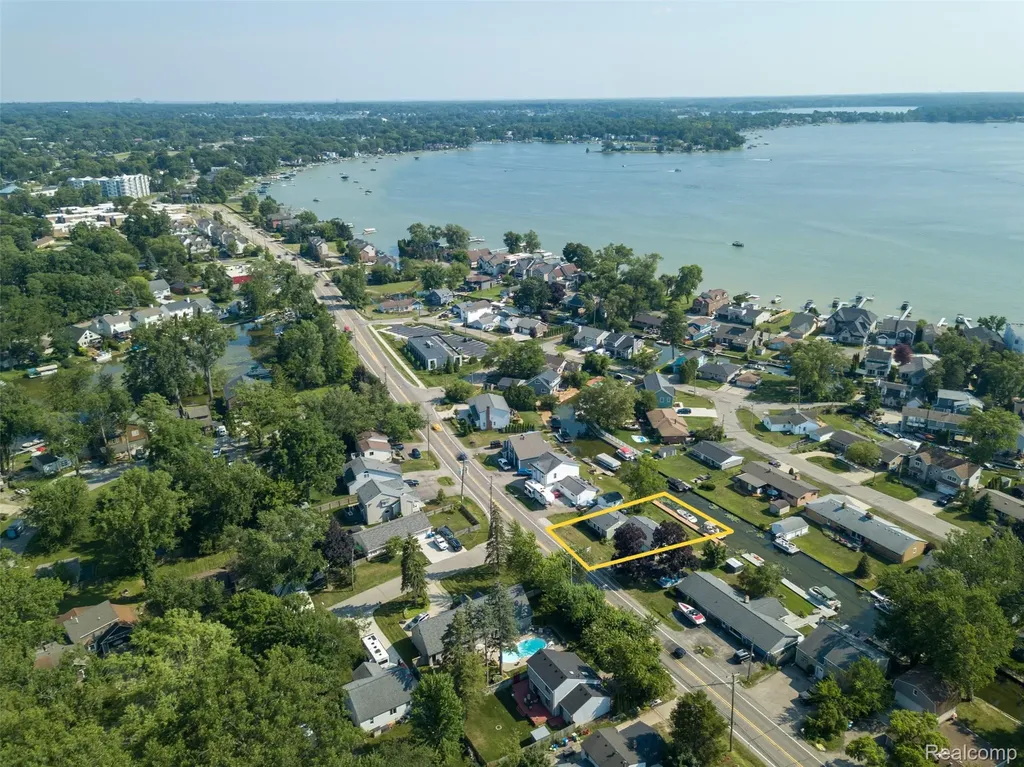 1298 S Cass Lake Road Waterford Charter Township MI 48328