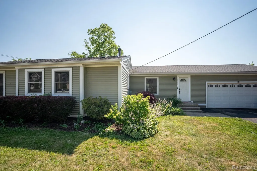 1298 S Cass Lake Road Waterford Charter Township MI 48328