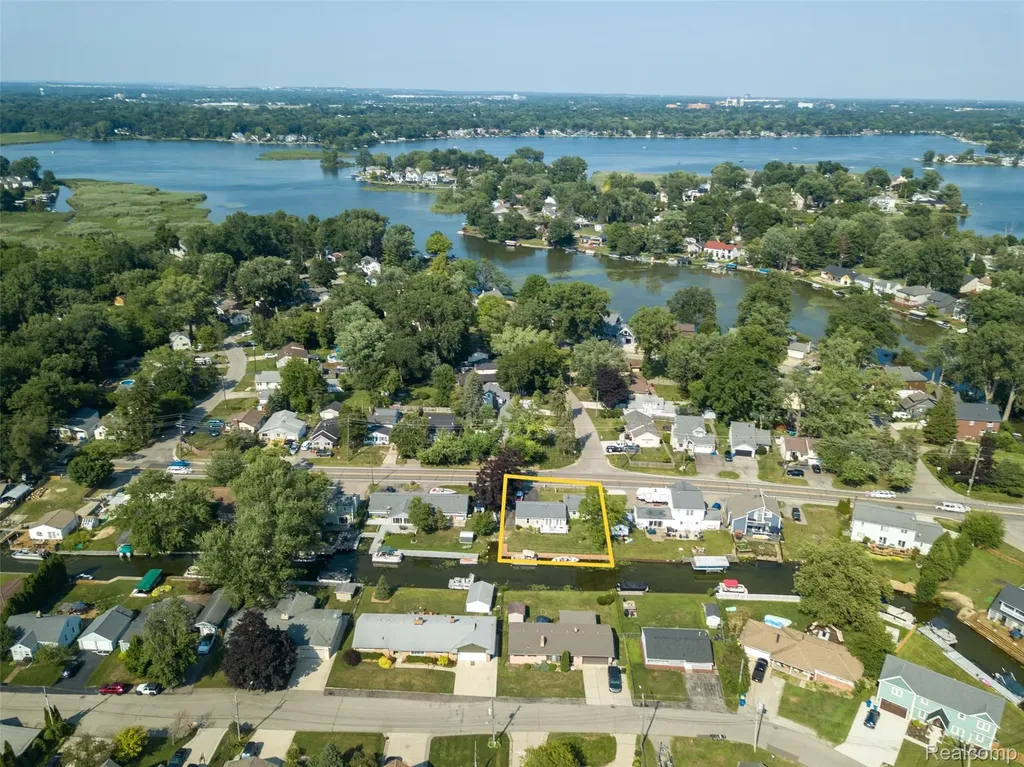1298 S Cass Lake Road Waterford Charter Township MI 48328