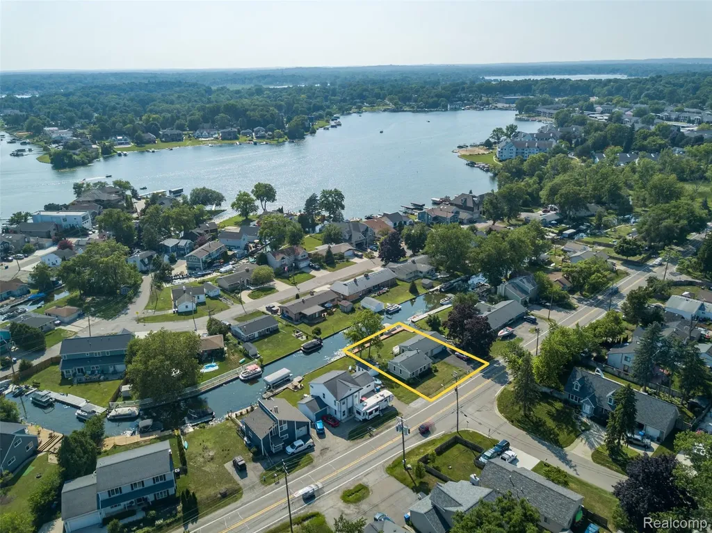 1298 S Cass Lake Road Waterford Charter Township MI 48328