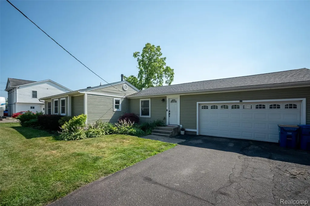 1298 S Cass Lake Road Waterford Charter Township MI 48328