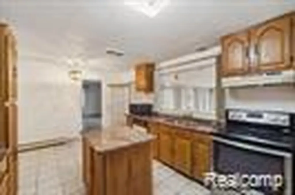 4510 W Maple Road Bloomfield Hills City MI 48301