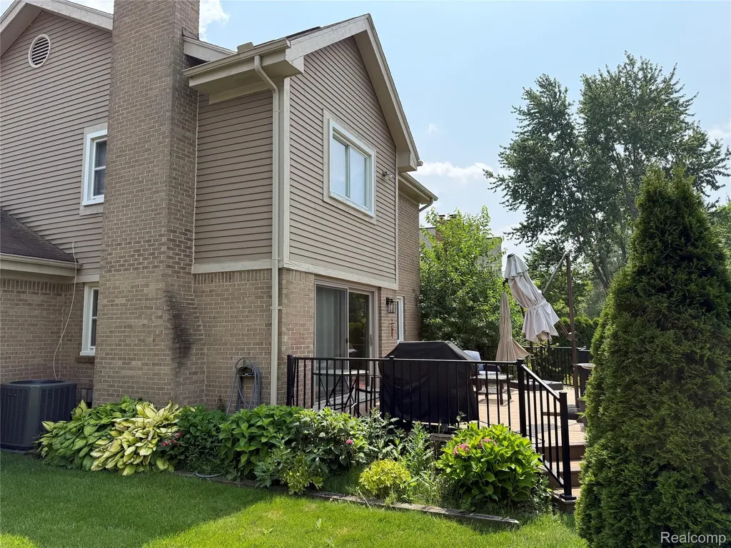 1658 Hillside Lane Rochester Hills City MI 48307