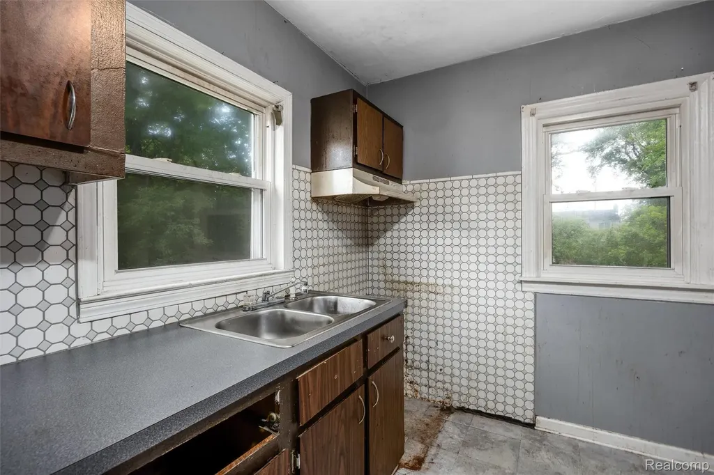 28618 Glenwood Street Inkster City MI 48141