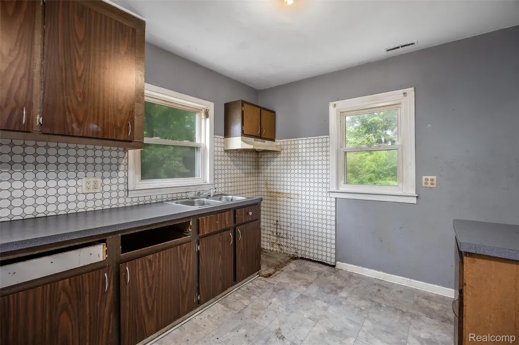 28618 Glenwood Street Inkster City MI 48141