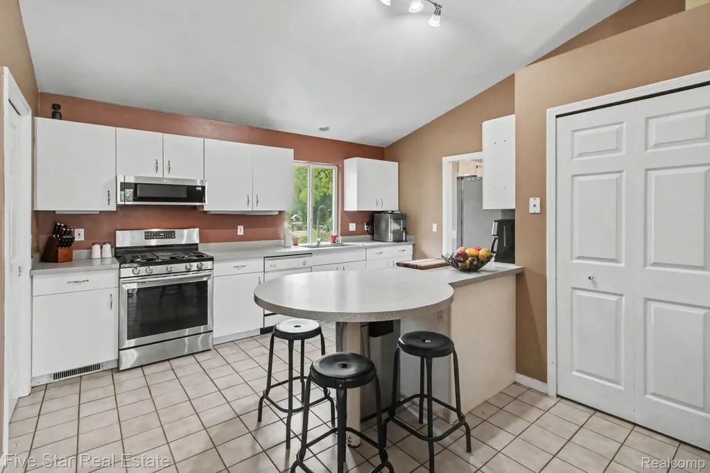 2830 Bayberry Drive Waterford Charter Township MI 48329