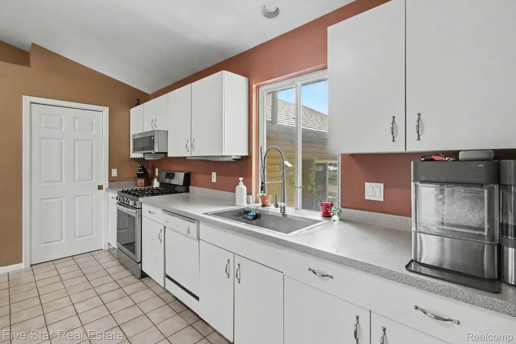 2830 Bayberry Drive Waterford Charter Township MI 48329