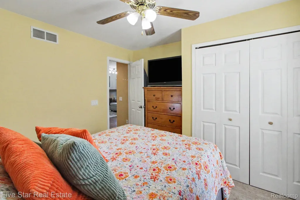 2830 Bayberry Drive Waterford Charter Township MI 48329