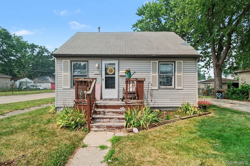 1107 E Hayes Avenue Hazel Park City MI 48030
