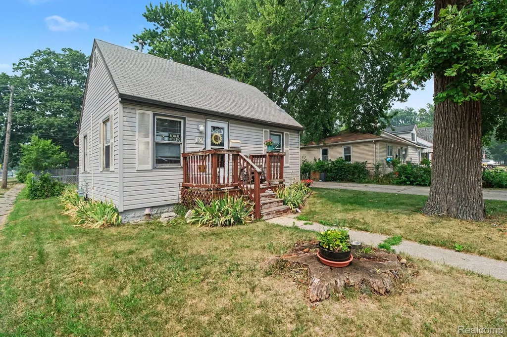 1107 E Hayes Avenue Hazel Park City MI 48030