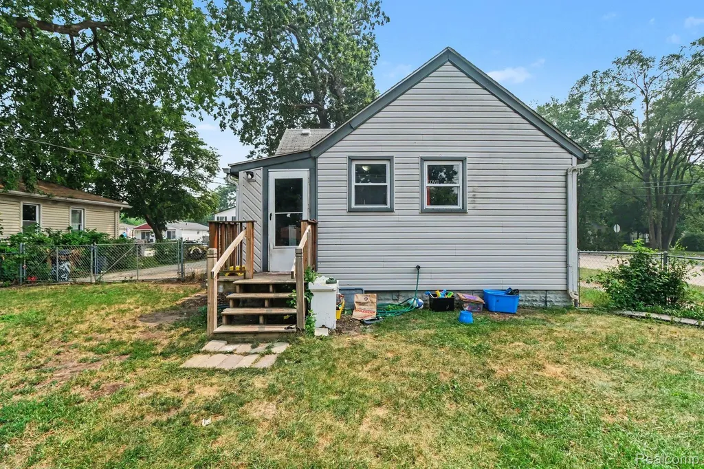 1107 E Hayes Avenue Hazel Park City MI 48030