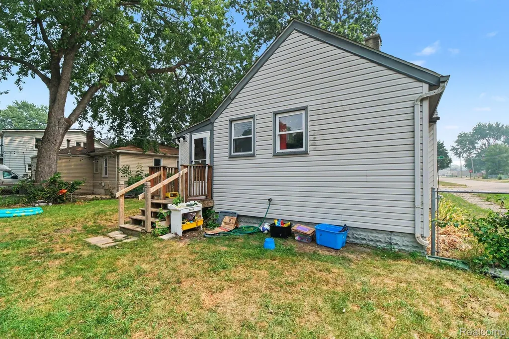 1107 E Hayes Avenue Hazel Park City MI 48030