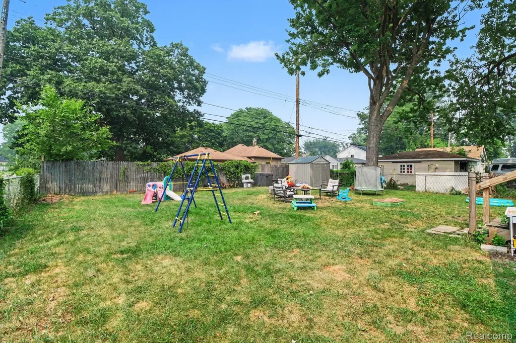 1107 E Hayes Avenue Hazel Park City MI 48030