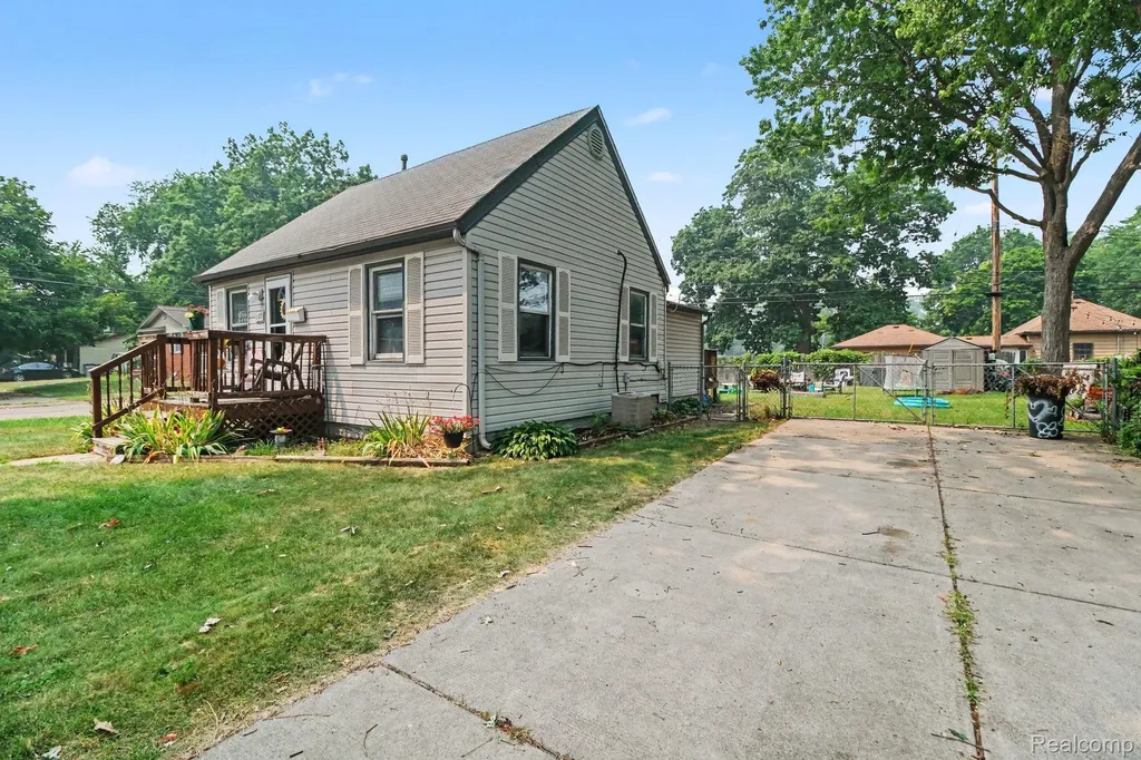 1107 E Hayes Avenue Hazel Park City MI 48030