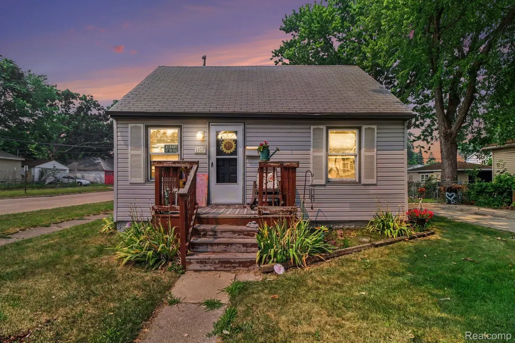 1107 E Hayes Avenue Hazel Park City MI 48030