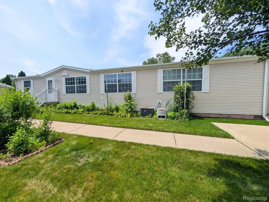 11766 Village Pines Court Green Oak Township MI 48178
