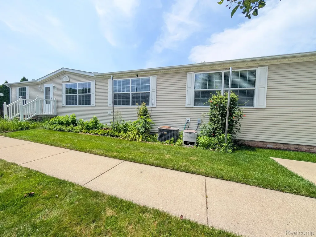 11766 Village Pines Court Green Oak Township MI 48178