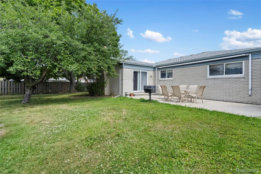 24208 Cambridge Street Woodhaven City MI 48183