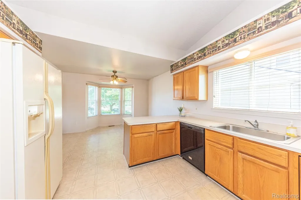 993 W Rose Avenue Garden City City MI 48135