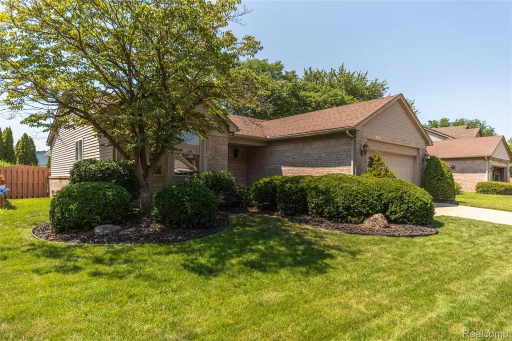 993 W Rose Avenue Garden City City MI 48135