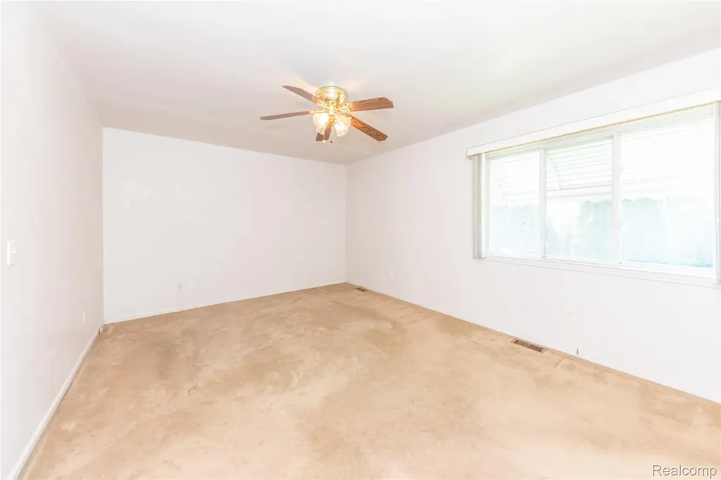 993 W Rose Avenue Garden City City MI 48135