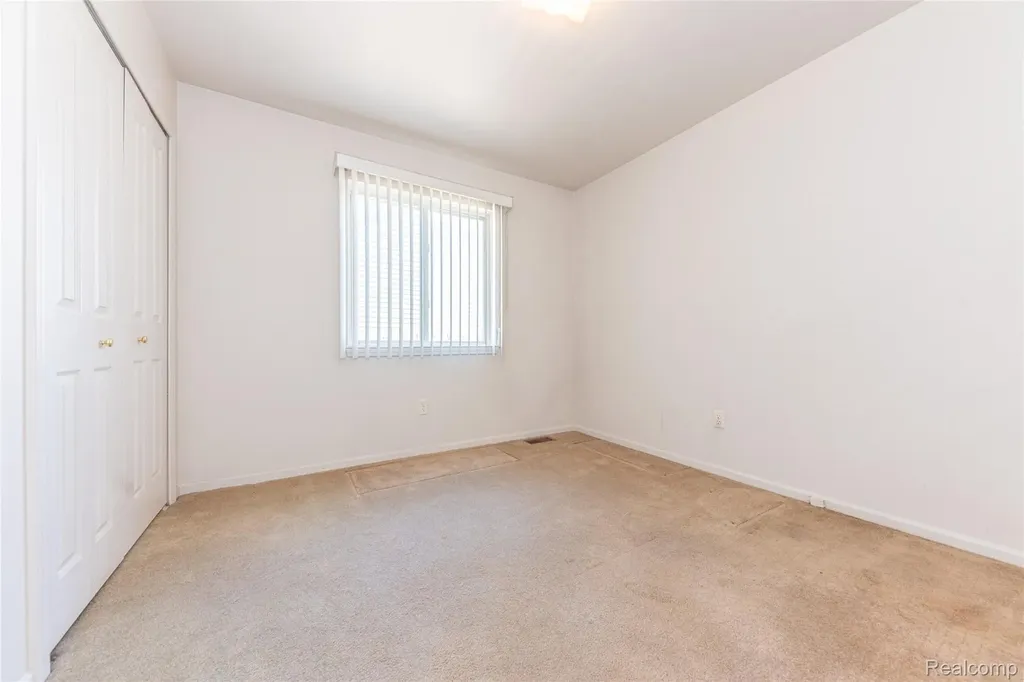 993 W Rose Avenue Garden City City MI 48135