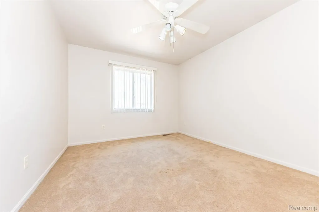 993 W Rose Avenue Garden City City MI 48135