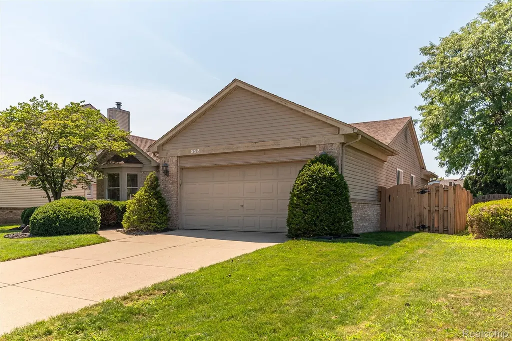 993 W Rose Avenue Garden City City MI 48135